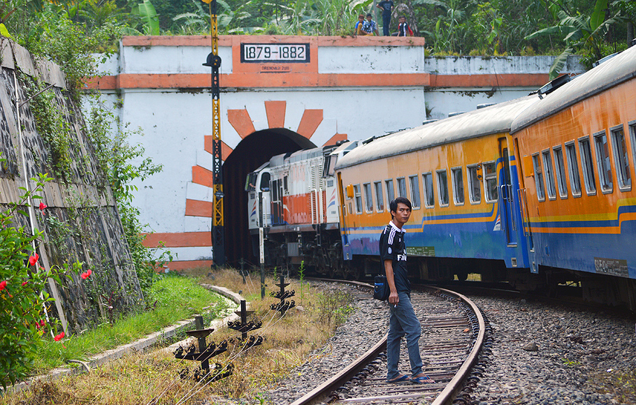 Menyusuri Terowongan Kereta Api Tertua di Jawa Barat