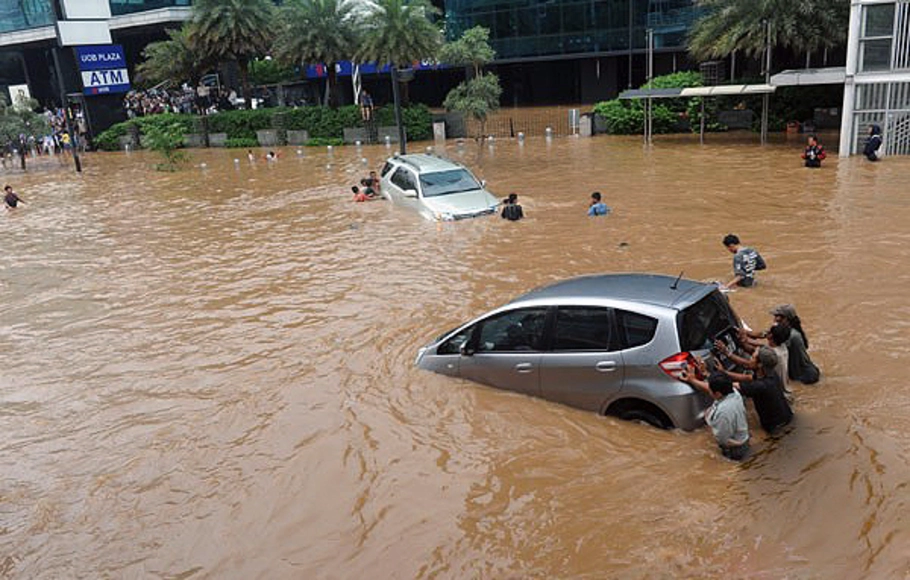 Mobil terendam banjir.