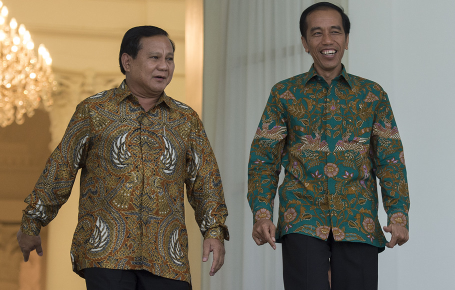 Presiden Joko Widodo (kanan) berjalan bersama Ketua Dewan Pembina Partai Gerindra Prabowo Subianto (kiri) usai melakukan pertemuan tertutup di Istana Kepresidenan Bogor, Jawa Barat, Kamis (29/1). 