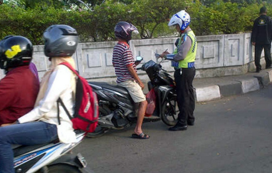 Ilustrasi sepeda motor lawan arah ditilang polisi