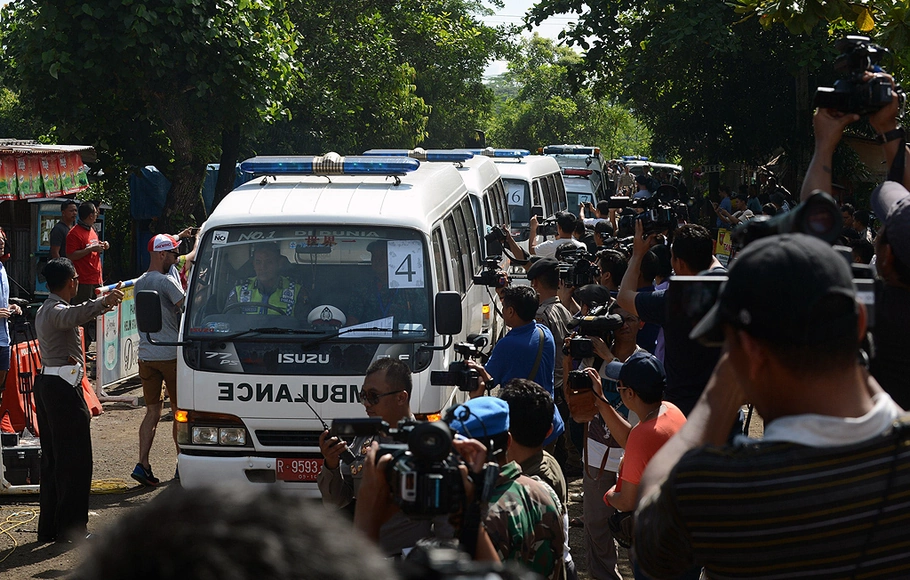 Sejumlah mobil ambulance telah tiba di Nusakambangan untuk membawa sejumlah jenazah para terpidana mati yang dieksekusi, 28 April 2015.