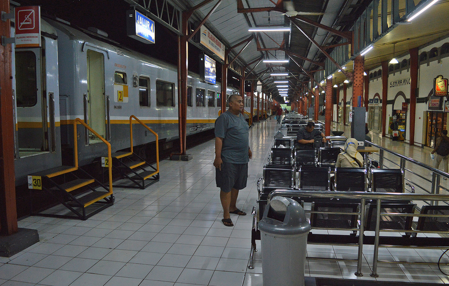 Sejumlah calon penumpang menunggu keberangkatan Kereta Api dari Stasiun Tawang, Semarang, Jawa Tengah.