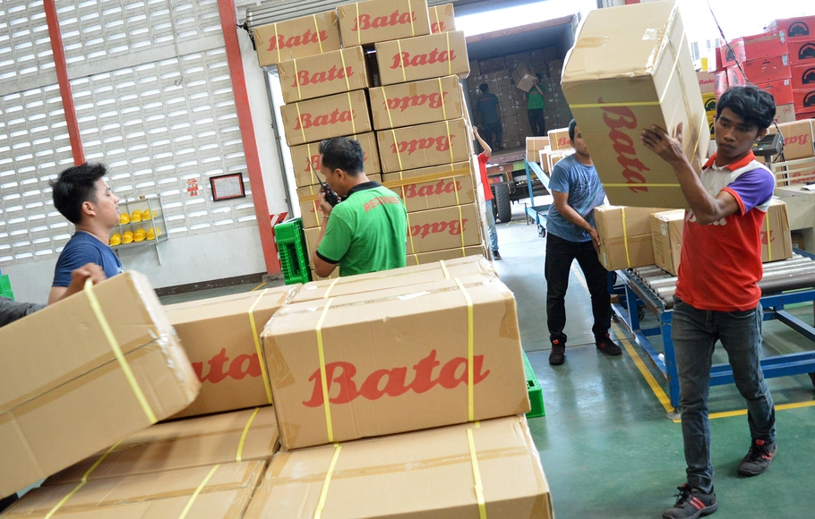 Sejumlah karyawan melakukan pendistribusian barang hasil produksi Pabrik Sepatu Bata, Purwakarta, 28 Mei 2015. 