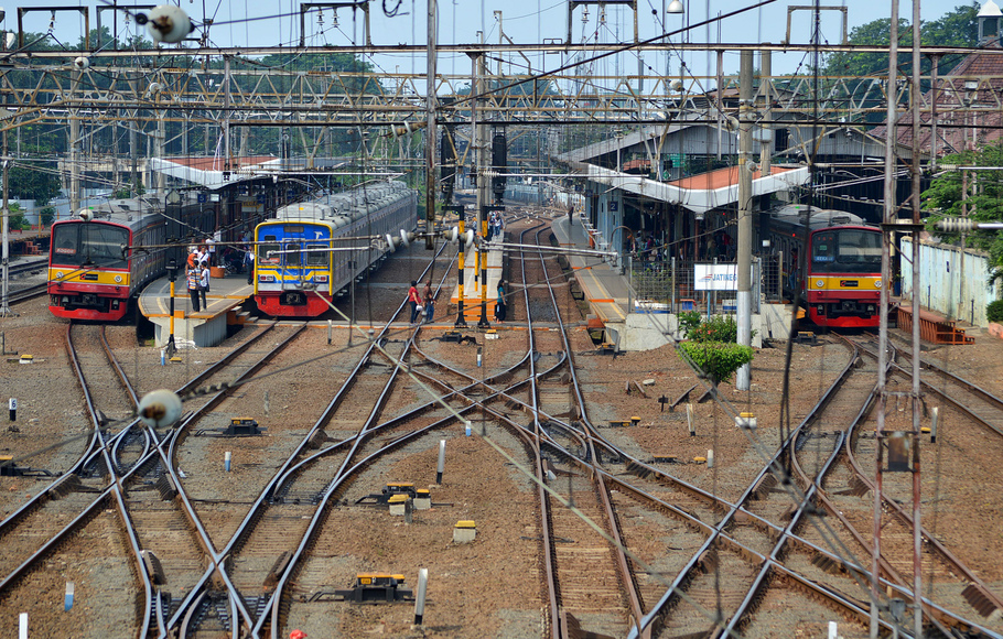 Sejumlah kereta api listrik (KRL) Commuterline di Stasiun Jatinegara, Jakarta Timur, 2 Juni 2015.