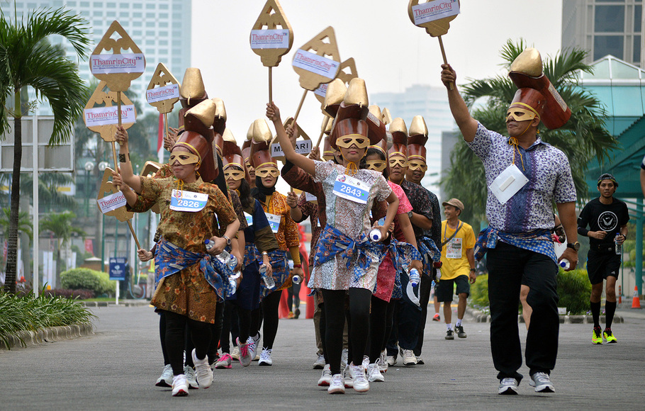 Sejumlah peserta berlari mengenakan kostum unik dalam rangka mengikuti acara 