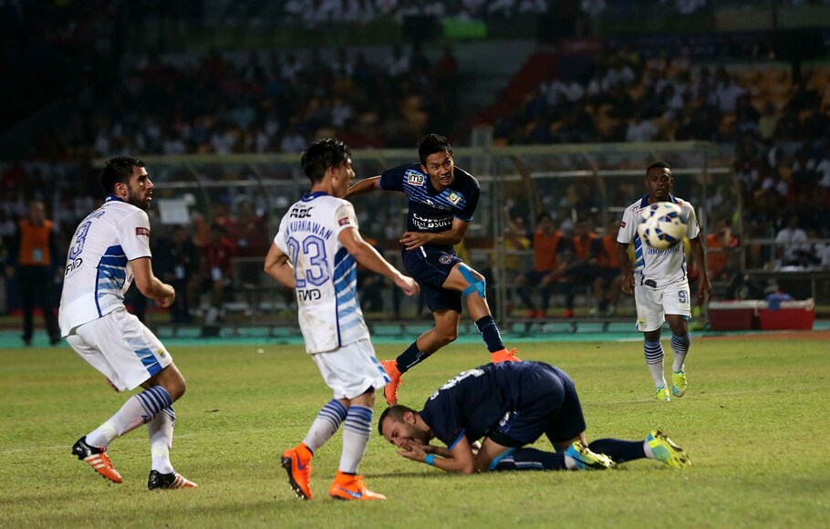 Pesepak bola Arema Cronus Dendi Santoso (dua kanan) melepaskan tendangan ke arah gawang Persib Bandung, dalam laga final Piala Bhayangkara di Stadion Utama Gelora Bung Karno, Jakarta, Minggu (3/4) malam.