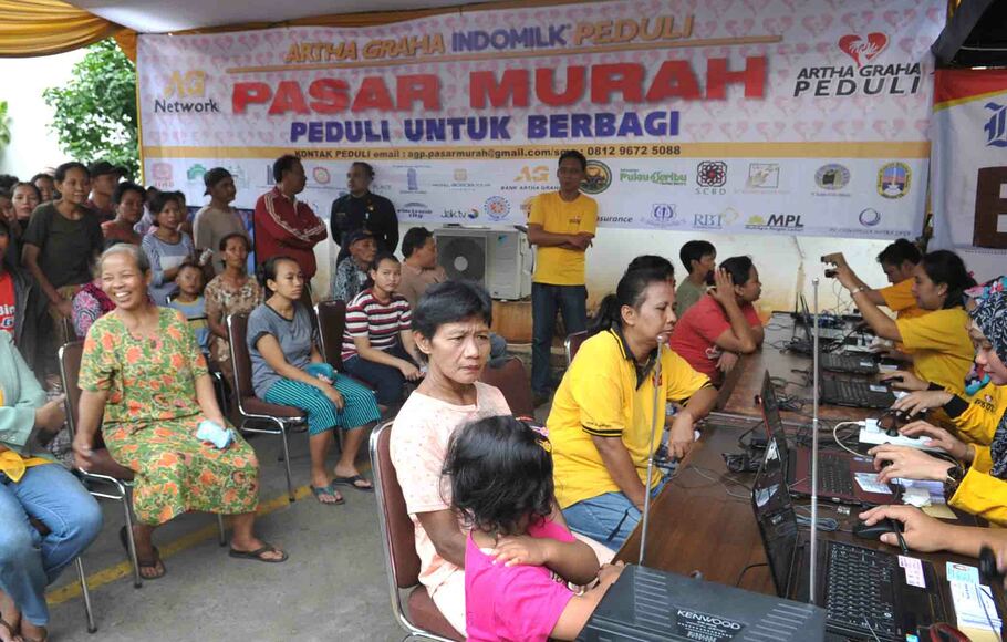 Warga mengantre untuk membeli sembako dan daging sapi murah di Pasar Murah Artha Graha Peduli di Kawasan Industri Pulo Gadung, Jakarta, Kamis, 30 Juni 2016. BeritaSatu Photo/Mohammad Defrizal 
