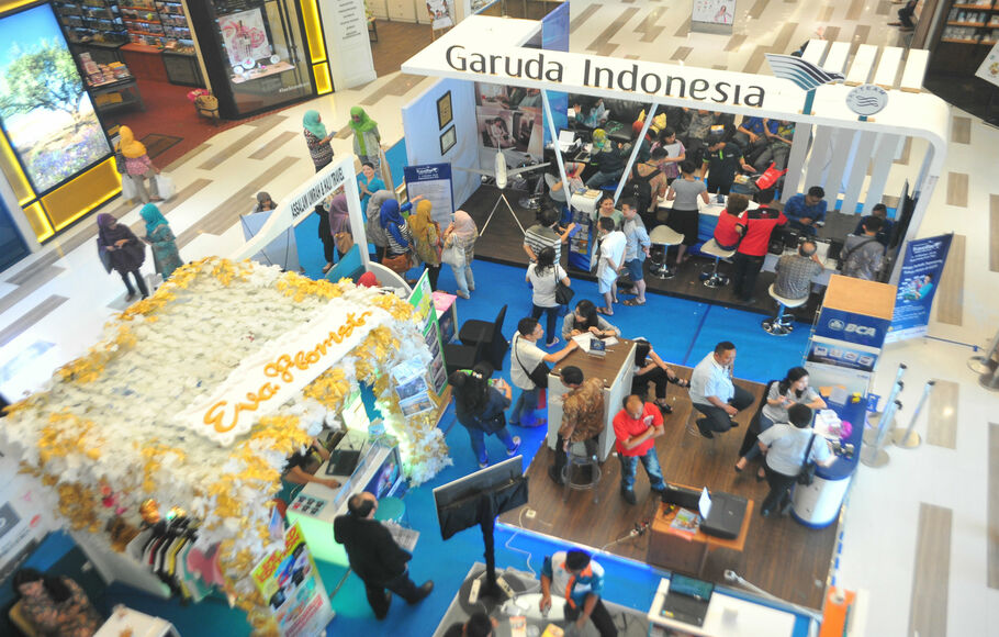 Pengunjung mendatangi stan agen perjalanan pada Garuda Travel Fair 2016, Jumat (7/10). Travel fair yang deselenggarakan maskapai Garuda Indonesia.