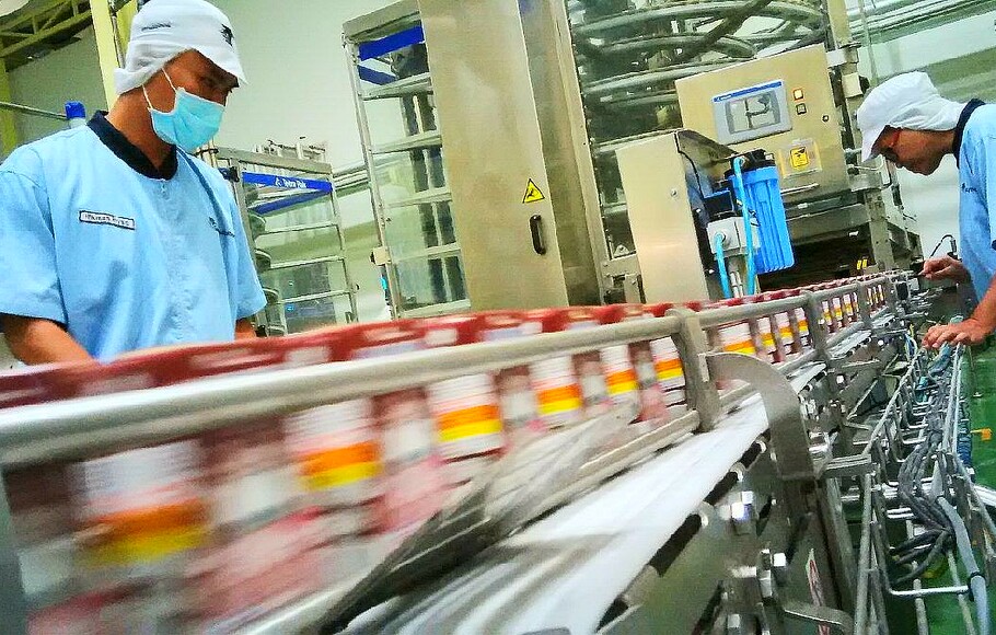 Karyawan GarudaFood Group tengah melakukan proses Quality Control di tengah proses produksi susu CLEVO di pabrik GarudaFood Rancaekek, Bandung, Jawa Barat, Jumat 11 November 2016.

