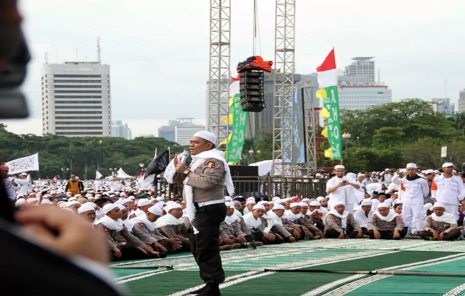 Aksi polisi yang mengenakan peci putih dan sorban mampu menyedot perhatian puluhan ribu umat Islam yang memadati kawasan Monas, Jakarta, Jumat, 2 Desember 2016..