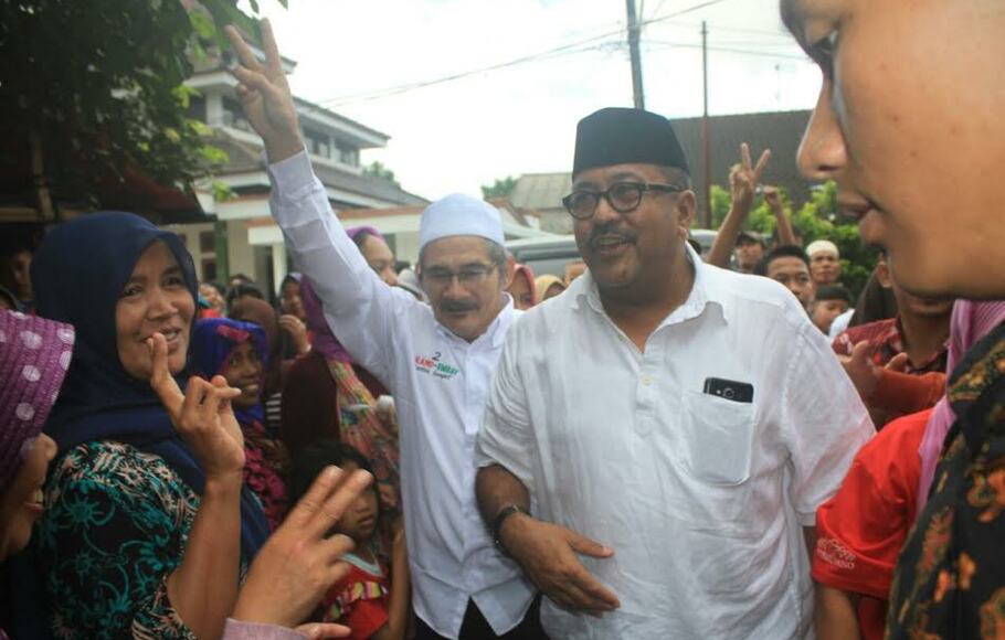 Rano Karno (tengah) saat mengunjungi warga di Kabupaten Serang, Jumat 23 Desember 2016.