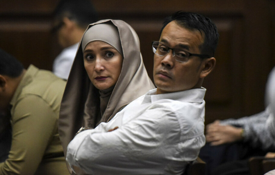 Terdakwa yang merupakan Direktur Utama PT Technofo Melati Indonesia, Fahmi Darmawansyah (kanan), didampingi istri Inneke Koesherawati bersiap menjalani sidang lanjutan kasus suap Bakamla di Pengadilan Tipikor, Jakarta, 20 Maret 2017.