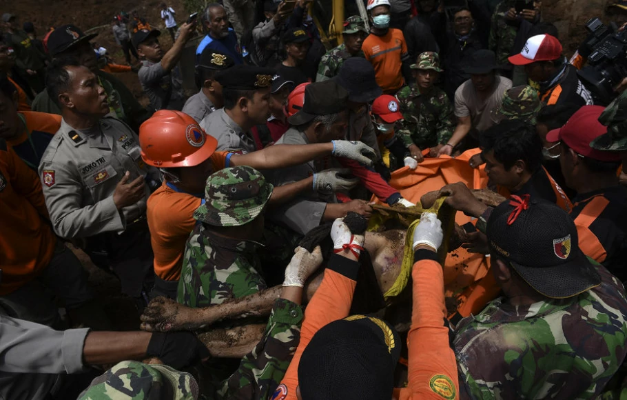Tim SAR gabungan mengevakuasi jenazah korban yang tertimbun longsor di Desa Banaran, Kecamatan Pulung, Ponorogo, Jawa Timur, 2 April 2017.