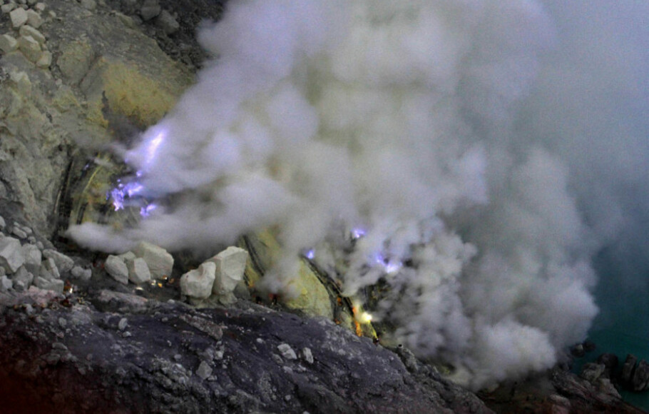 Api biru (blue fire) terlihat di dasar kawah Gunung Ijen di banyuwangi, 16 April 2017. Fenomena tersebut hanya ada di Indonesia dan Islandia, yang terjadi karena terbakarnya gas metana akibat rembesan panas bumi di Kawah Ijen.