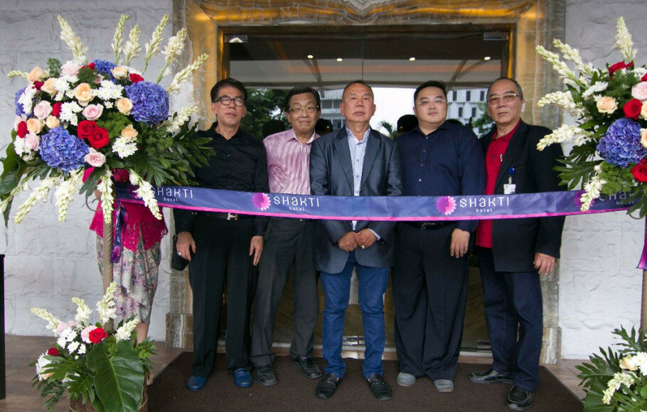 Prosesi pemotongan pita oleh chairman of Shakti Top Finance, Tjie Putra Willy Karamoy, dalam acara grand opening Shakti Hotel Jakarta.
