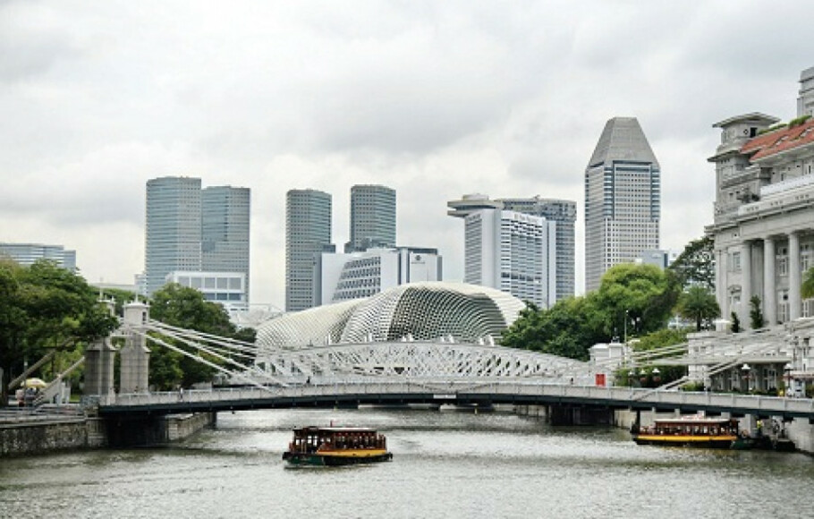 Taksi sungai melintasi distrik finansial di Singapura, Selasa (11/7). Raksasa investasi Singapura Temasek Holdings mengumumkan portofolio globalnya mencapai rekor kapitalisasi (Investor Daily/ AFP PHOTO / ROSLAN RAHMAN)