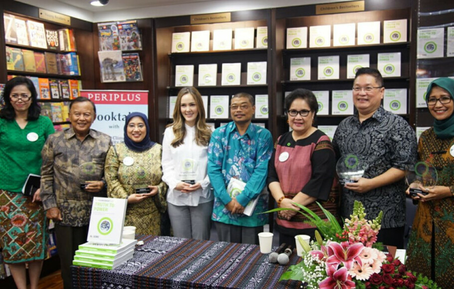 Utusan Khusus Presiden untuk Pengendalian Perubahan Iklim, Prof. Rachmat Witoelar (dua dari kiri), saat menghadiri acara Booktalk An Inconvenient Sequel: Truth to Power, yang diadakan The Climate Reality Project Indonesia bekerja sama dengan Periplus di Jakarta, Kamis (23/8).