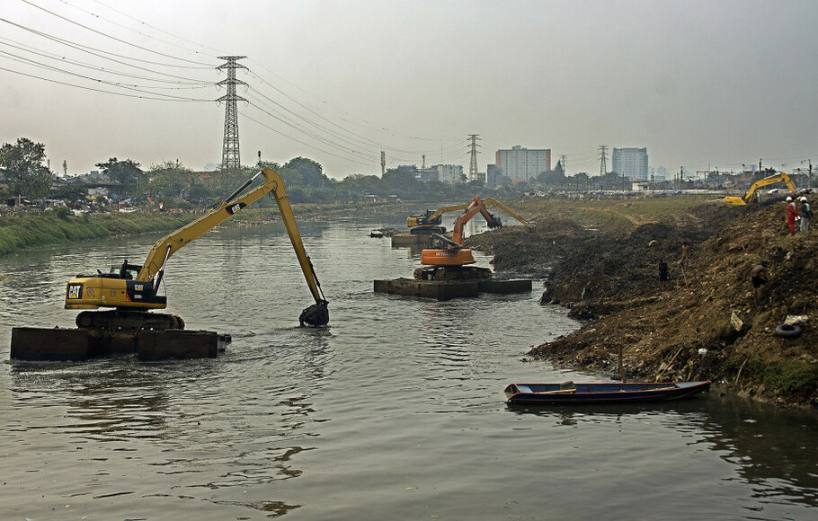 Normalisasi sungai Ciliwung.