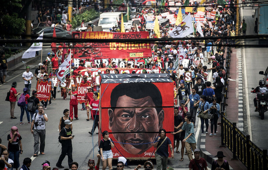Ribuan aktivis bergerak menuju Mendiola, dekat Istana Malacanang, dalam aksi protes malawan Presiden Filipina, Rodrigo Duterte di Manila, 21 September 2017. Dalam aksinya mereka mengecam tindakan pembunuhan kasus narkoba atau 