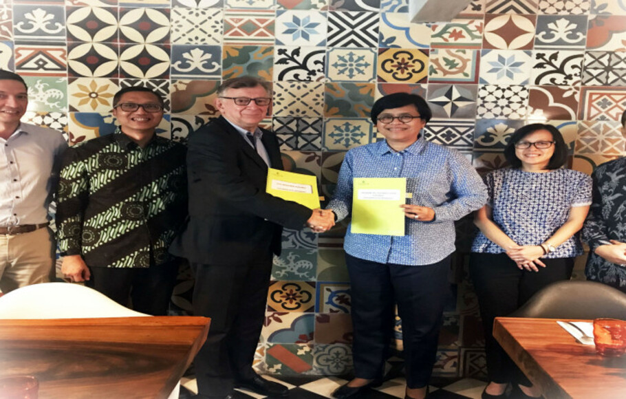 Presiden Direktur Tauzia Hotels, Marc Steinmeyer, bersama Presiden Direktur MahaDasha, Mivida Hamami, saat peresmiaan kerja sama antara kedua perusahaan di Jakarta.

