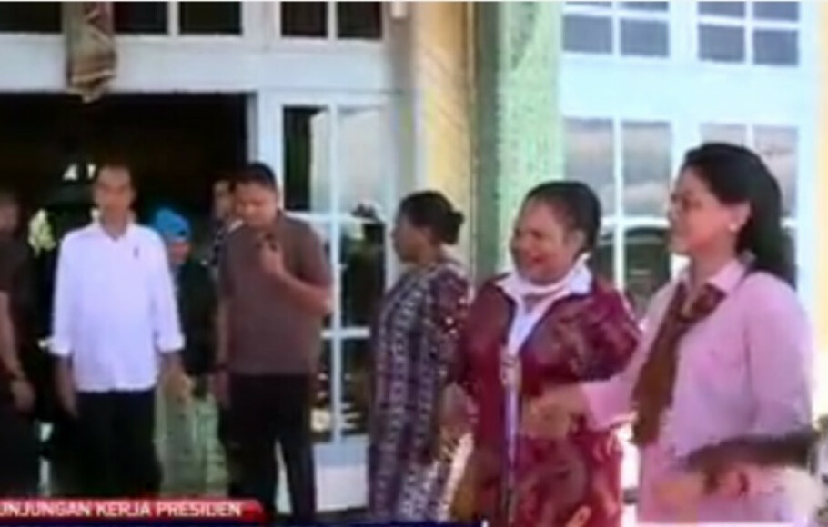 Menjelang keberangkatan menuju Kabupaten Sorong, Provinsi Papua, Ibu Iriana menyaksikan tarian asal Papua. Mereka menari dengan berbaris di jalan menuju pesawat. Tak berapa lama, Ibu Iriana turut larut dalam tarian Mepago Saireri.