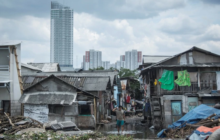 Kampung kumuh, miskin, dan padat di Jakarta.