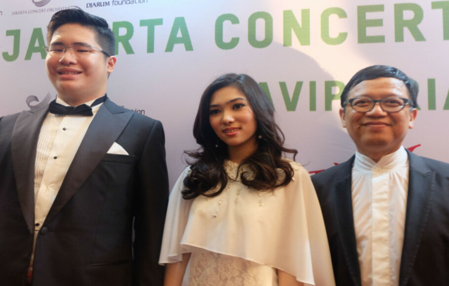 Kiri ke Kanan: Pianis Jonathan Kuo, Penyanyi sopran Isyana Sarasvati dan Konduktor Jakarta Concert Orchestra (JCO) Avip Priatna.