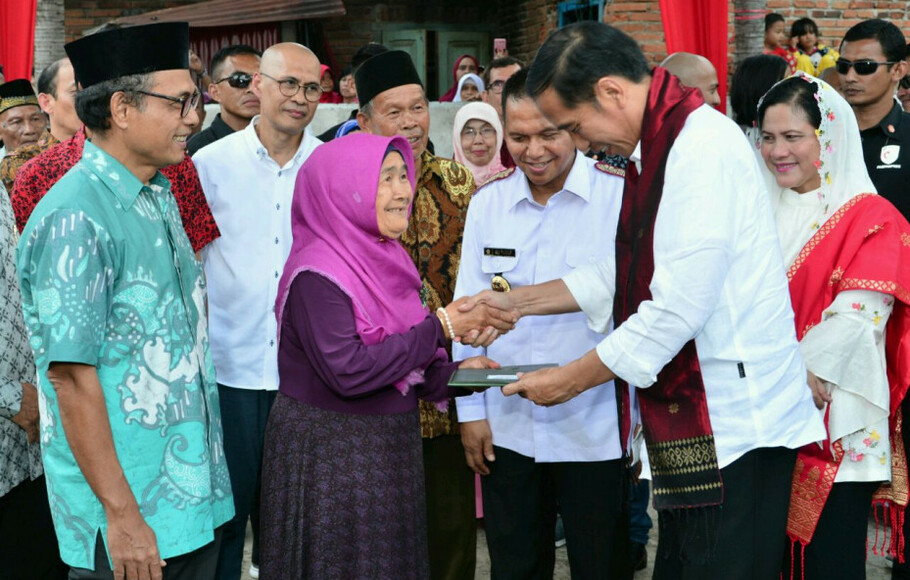 Presiden Joko Widodo (dua kanan) didampingi Ibu Negara, Iriana Widodo (kanan) memberi apresiasi kepada tokoh pers dan keluarga jelang Hari Pers Nasional 2018 di Sumatera Barat.