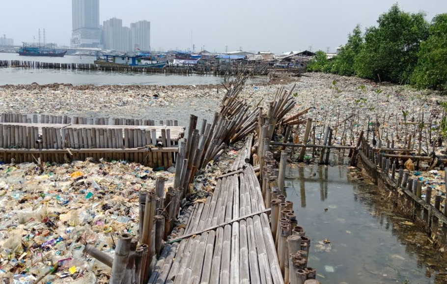 Tumpukan sampah di hutan Mangrove Ecomarine Pelabuhan Perikanan Muara Angke, kawasan Teluk Jakarta sebelum dibersihkan pada Jumat 16 Maret 2018.