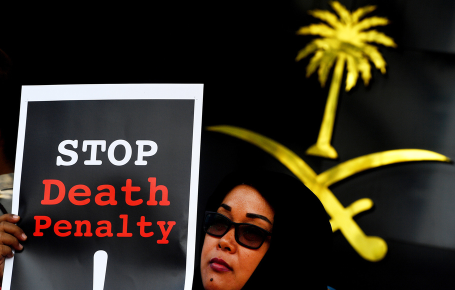Seorang pengunjukrasa melakukan aksi unjuk rasa di depan Kedutaan Besar Arab Saudi, Jakarta, 20 Maret 2018. Para pengunjukrasa memprotes eksekusi mati yang dilakukan pemerintah Arab Saudi terhadap seorang tenaga kerja Indonesia (TKI) bernama Muhammad Zaini Misrin pada Minggu (18/3) lalu. 