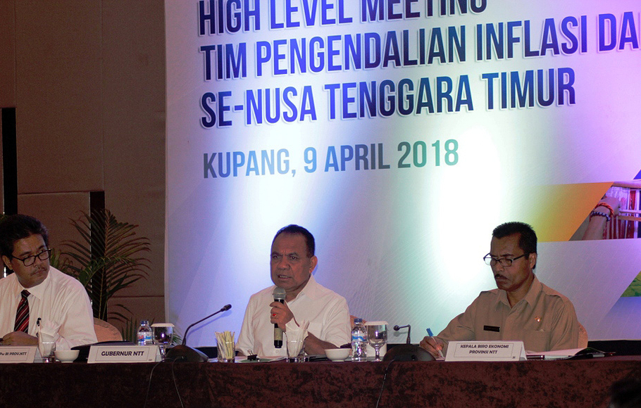 Gubernur NTT, Frans Lebu Raya didampingi Kepala Biro Ekonomi Setda NTT, Petrus A Keron dan Kepala kantor Bank Indonesia Perwakilan Wilayah NTT, Naek Tigor Sinaga.