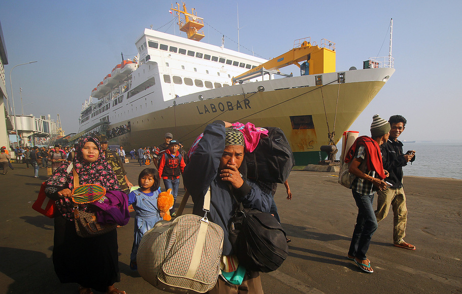 Sejumlah penumpang turun dari Kapal Pelni KM Labobar saat tiba di Pelabuhan Tanjung Perak, Surabaya, Jawa Timur, 11 Juni 2018.