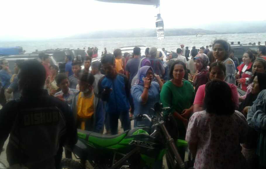 Ribuan masyarakat menyaksikan proses pencarian oleh petugas terhadap puluhan penumpang Kapal KM Sinar Bangun yang tenggelam di Danau Toba.