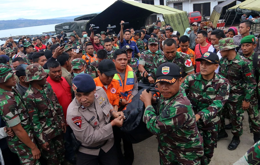 Petugas gabungan mengangkat kantong berisi jenazah korban KM Sinar Bangun yang tenggelam di Danau Toba, di posko Pelabuhan Tigaras, Simalungun, Sumatera Utara, 20 Juni 2018.