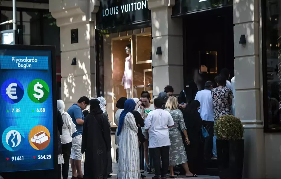 Wisatawan menyerbu toko Louis Vuitton di Istanbul, Turki, menyusul nilai mata uang lira yang merosot tajam terhadap dolar AS.