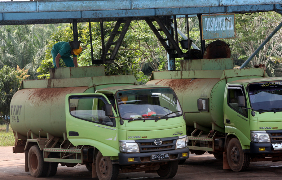 Petugas memasukan minyak CPO ke dalam truk pengangkut di pabrik pengelolaan sawit Belitung Barat, Bangka Belitung, Jumat (24/8/2018). Energi masa depan dunia bergantung kepada minyak sawit karena  minyak sawit memiliki potensi besar untuk terus digunakan sebagai minyak makanan dan non makanan. 