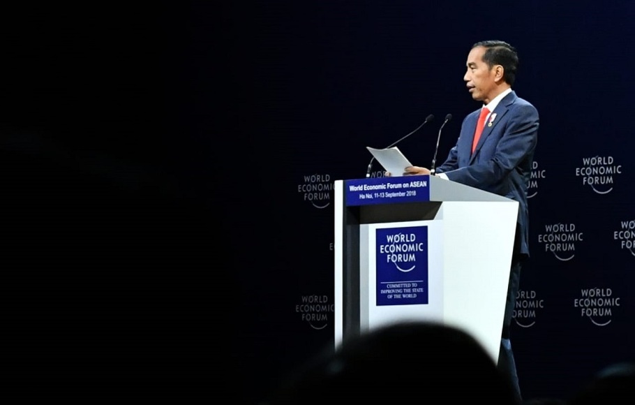 Presiden Jokowi saat menyampaikan pidatonya pada World Economic Forum on ASEAN di National Convention Center, Hanoi, Vietnam, Rabu (12/9).
