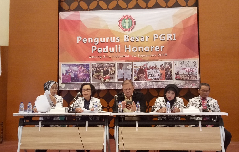 Ketua Umum Pengurus Besar Persatuan Guru Republik Indonesia (PB-PGRI) Unifah Rosyidi (dua dari kiri) dalam konferensi pers terkait status guru honorer, di Jakarta, Kamis, 20 September 2018 