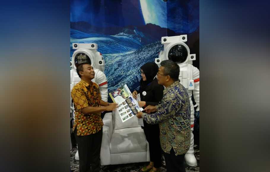 Manajer Realti Familia Urban, Teguh Suhanta (kanan), tengah menjelaskan kepada konsumen di sela pameran Indonesia Property Expo (IPEX) 2018, di Jakarta Convention Center (JCC), Kamis 27 September 2018.