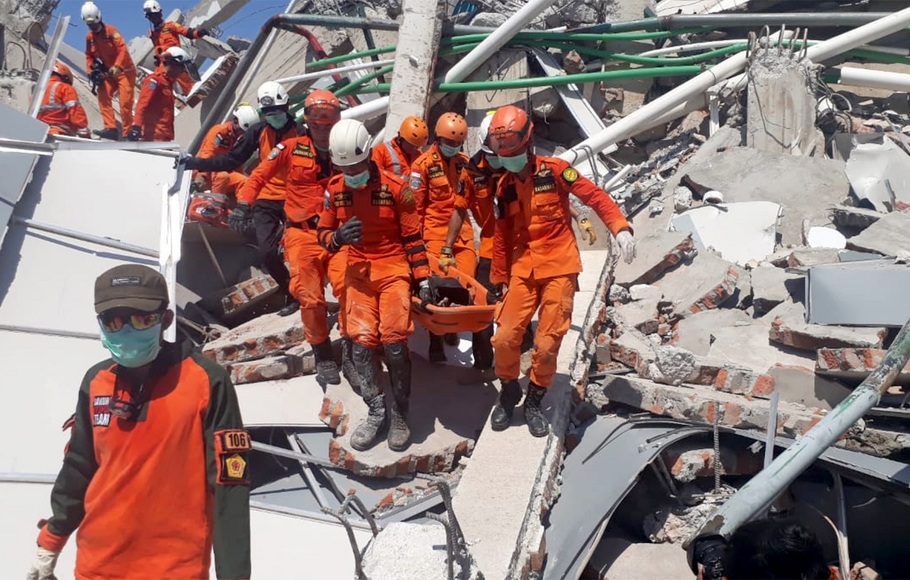 Tim SAR melakukan evakuasi korban gempa yang tertimbun reruntuhan bangunan hotel Roa-Roa di Palu, Minggu (30/9). Diperkirakan sebanyak 50 orang tertimbun di reruntuhan bangunan hotel itu.
