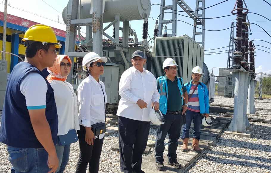 Menteri Badan Usaha Milik Negara (BUMN), Rini Soemarno, didampingi Direktur Utama PLN, Sofyan Basir, berkunjung ke Palu untuk melihat langsung pemulihan kondisi kelistrikan pasca gempa berkekuatan 7,7 skala Richter, yang melanda wilayah Palu dan Donggala.