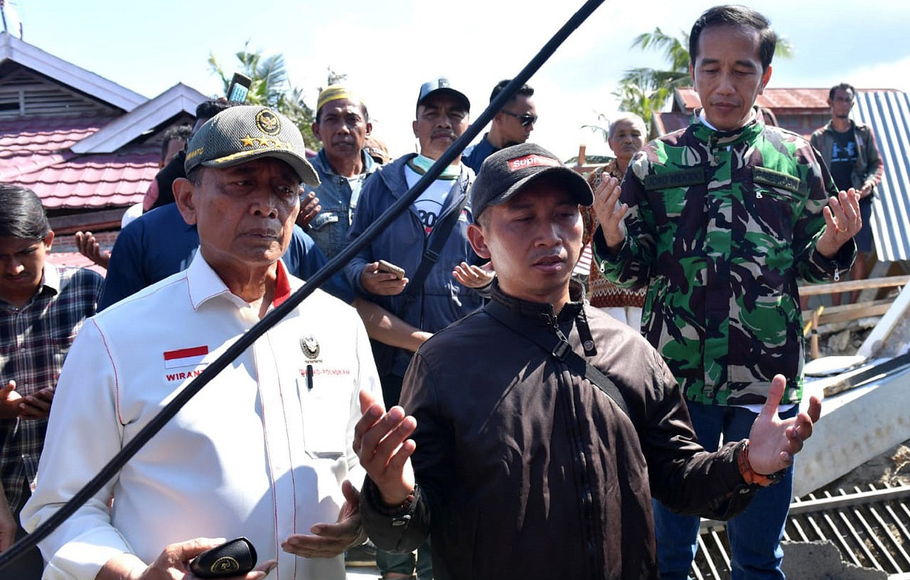 Menko Polhukam, Wiranto (kiri), saat meninjau korban gempa di Palu, bersama Presiden Joko Widodo.
