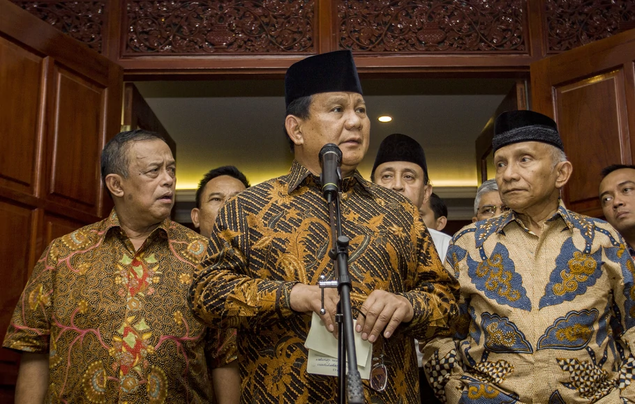 Prabowo Subianto (tengah) didampingi Amien Rais (kanan) memberi keterangan kepada wartawan setelah mendengar pengakuan Ratna Sarumpaet bahwa dirinya dianiaya.