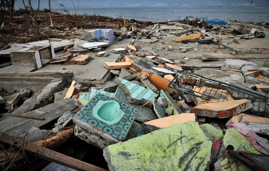 Kloset terlihat di reruntuhan bangunan di pantai Mamboro, Palu, Sulawesi Tengah, 7 Oktober 2018. 
