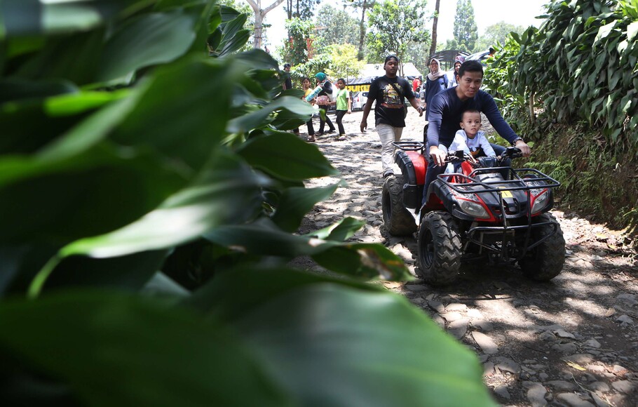 Pengunjung mengendarai ATV di kawasan Agrowisata Gunung Mas, Puncak Bogor, Jawa Barat, Minggu 21 Oktober 2018. 