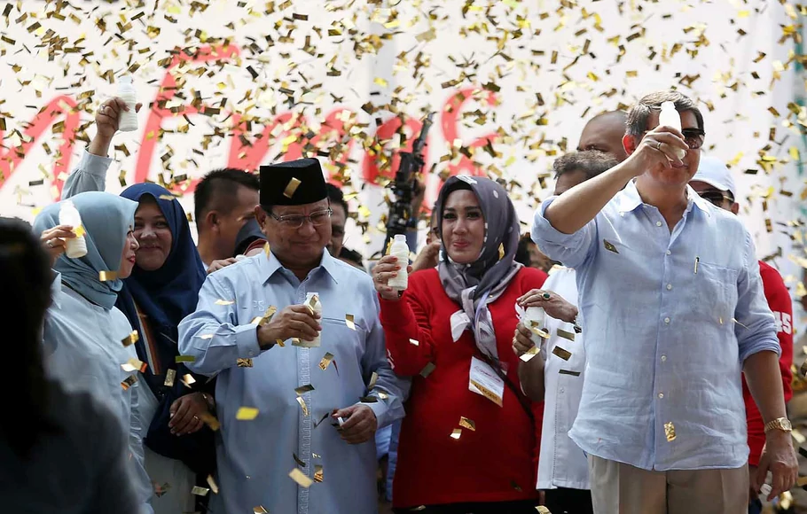 Calon Presiden nomor urut 02 Prabowo Subianto (tengah) saat mendeklarasikan Gerakan Emas atau Gerakan Emak-Emak dan Anak Minum Susu di Stadion Klender, Jakarta, 24 Oktober 2018.