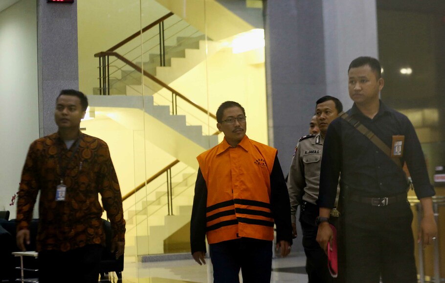 Tersangka terjerat OTT KPK yang juga menjabat Bupati Cirebon Sunjaya Purwadi Sastra (tengah) dengan rompi tahanan meninggalkan kantor KPK di Jakarta, Jumat 26 Oktober 2018 dini hari.