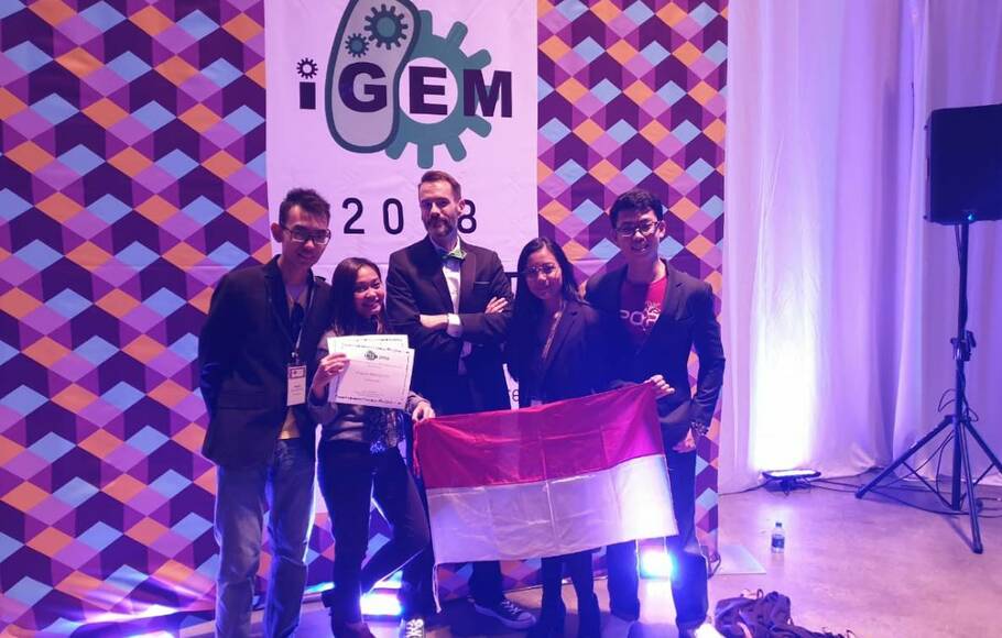 Tim mahasiswa Universitas Indonesia (UI) berhasil meraih medali emas alam ajang 