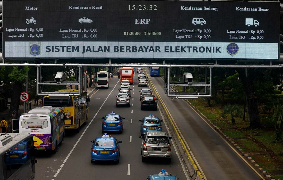 Kendaraan melintas di bawah alat electronic road pricing (ERP) di Jalan Medan Merdeka Barat, Jakarta, Rabu 14 November 2018. Uji coba penerapan jalan elektronik berbayar atau electronic road pricing (ERP) ditunda. Sedianya, uji coba akan dilakukan pada 14 November 2018.