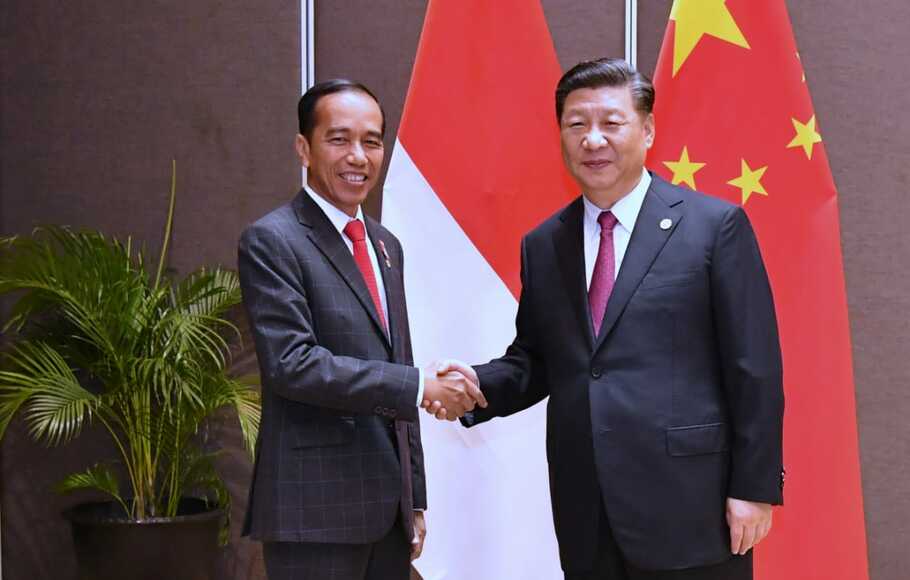 Presiden Joko Widodo (kiri) saat bertemu dengan Presiden Republik Rakyat Tiongkok (RRT) Xi Jinping (kanan) dalam pertemuan bilateral yang digelar di sela KTT APEC, Sabtu 17 November 2018.